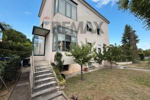 Villa singola con due appartamenti e giardino
