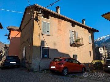 Ampio Stabile Indipendente con Giardino