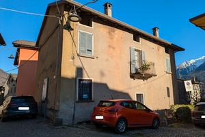 Ampio Stabile Indipendente con Giardino