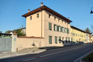 Casa accostata con giardino e soffitta