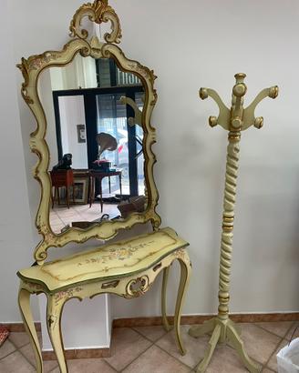 Console con specchiera in legno e appendi abiti