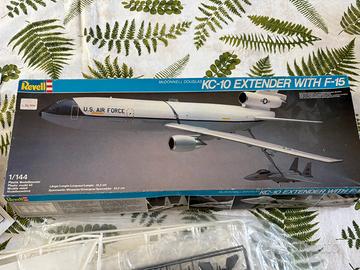 Aereo Revell KC-10 1/144 kit completo