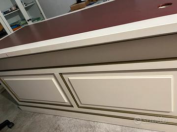 Bancone in legno  sedia in pelle color bordeaux