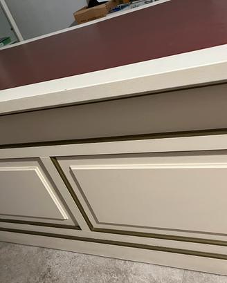 Bancone in legno  sedia in pelle color bordeaux