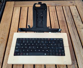 Tastiera con cavi e supporto cellulare/tablet