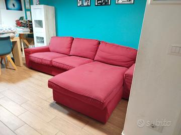 Divano rosso KIVIK a 3 posti con chaise-longue