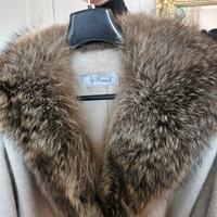 Capotto lungo con collo di pelliccia da donna