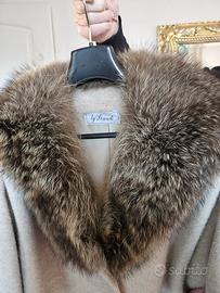 Capotto lungo con collo di pelliccia da donna