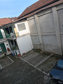 Posto auto in cortile
