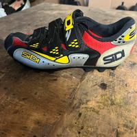 Scarpe sidi con attacchi