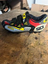 Scarpe sidi con attacchi