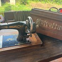 Antica macchina da cucire Helvetia con coperchio