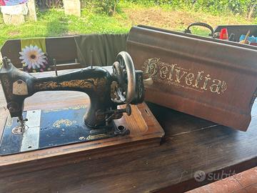Antica macchina da cucire Helvetia con coperchio