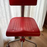 Sedia da studio rossa con ruote