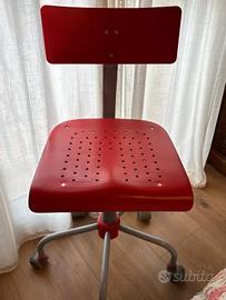 Sedia da studio rossa con ruote