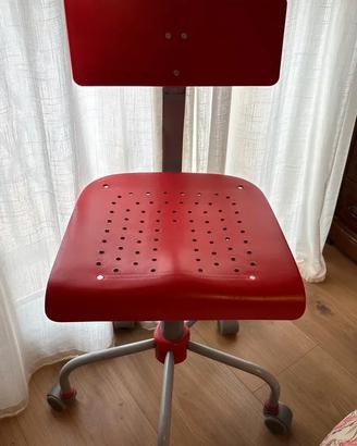 Sedia da studio rossa con ruote