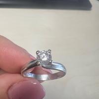 Anello con diamante