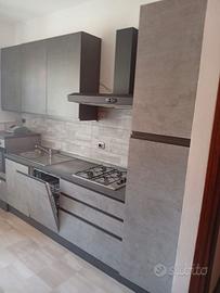 Cucina con elettrodomestici