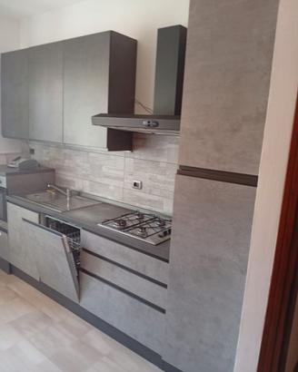 Cucina con elettrodomestici