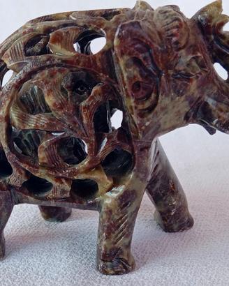 elefante  con elefantino dentro la pancia 