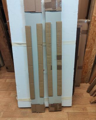Mensole in legno laminato.