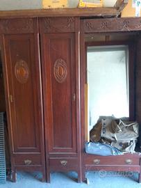 Armadio antico con specchio