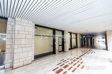 Ampio ufficio ristrutturato con ingresso indipende
