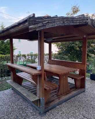 Gazebo in legno con panche e tavolo da 6 persone