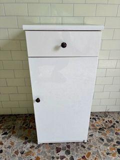 Mobiletto multiuso in legno bianco laccato