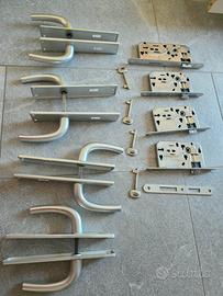 Maniglie e serrature moderne per porte 