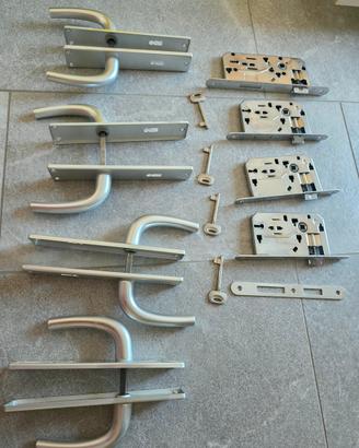 Maniglie e serrature moderne per porte 