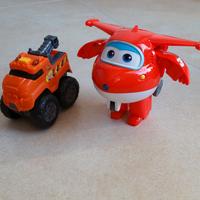 Jett (Super Wings) e Monster Truck ( Dickie Toys).