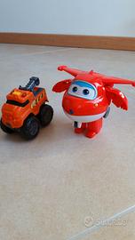 Jett (Super Wings) e Monster Truck ( Dickie Toys).