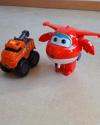 Jett (Super Wings) e Monster Truck ( Dickie Toys).