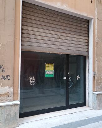 Locale commerciale al centro di Chieri 