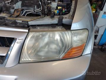 Proiettore sinistro MITSUBISHI PAJERO del 2005