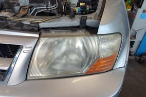 Proiettore sinistro MITSUBISHI PAJERO del 2005