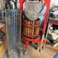 Diraspatrice e torchio per uva