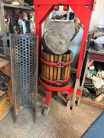 Diraspatrice e torchio per uva