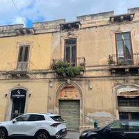 Via f. crispi indipendente due livelli mq 480