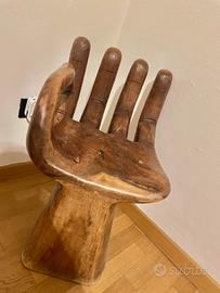 Sedia a mano intagliata