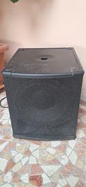 Subwoofer attivo Behringer Eurolive B1200D-PRO.  -