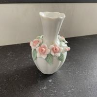 Vasetto bianco con rose