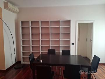 Elegante libreria per studio/salotto