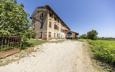 RUSTICO DA RISTRUTTURARE IMMERSO NEL VERDE