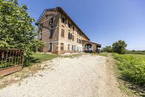 RUSTICO DA RISTRUTTURARE IMMERSO NEL VERDE