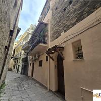 CENTRO STORICO: CASA INDIPENDENTE SU 3 LIVELLI