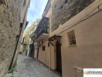 CENTRO STORICO: CASA INDIPENDENTE SU 3 LIVELLI