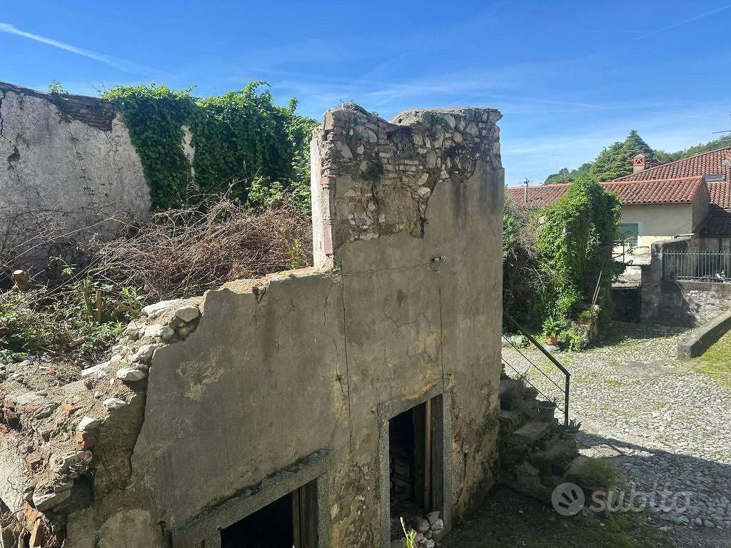 Rustico / Casale di 200 m² con più di 5 locali a C - Vista 2