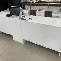 bancone e mensole per negozio